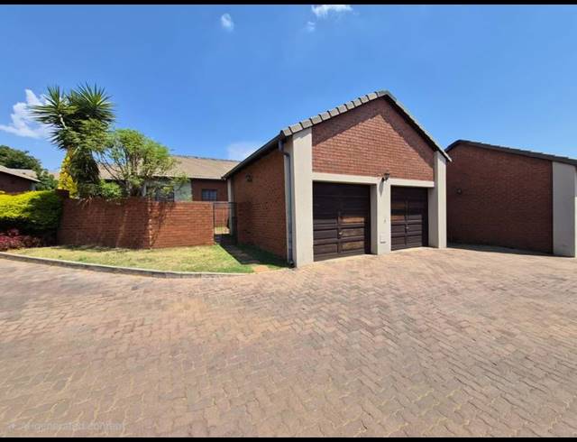 3 BEDROOM SIMPLEX FOR SALE IN MOOIKLOOF RIDGE ESTATE